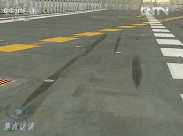 資料圖：甲板上清晰的艦載機留下的輪胎印。