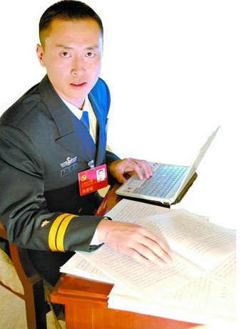 資料圖：中國(guó)首批艦載機(jī)飛行員戴明盟。
