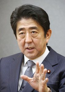 日本首相安倍晉三24日在官邸接受共同社采訪。