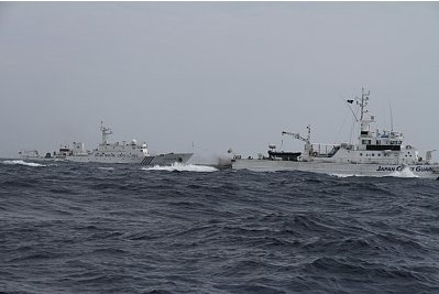 日本媒體公布的中國(guó)“海監(jiān)66”船急速追擊日本漁船照片，期間日本“水城”號(hào)海保巡邏船對(duì)中國(guó)船只的追擊進(jìn)行干擾。