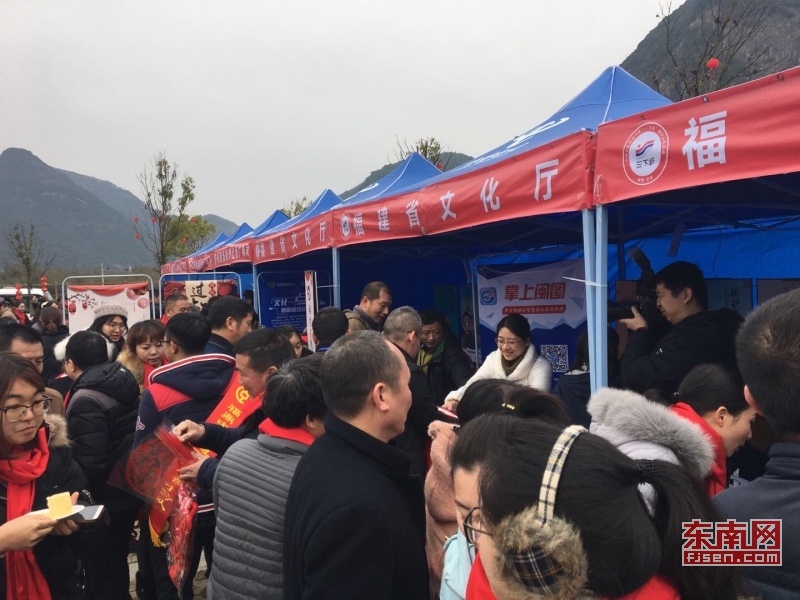 福建省文化廳為赤溪村群眾喜迎新春，舉行贈(zèng)送剪紙窗花、教授戲劇臉譜繪畫(huà)、體驗(yàn)版畫(huà)制作等文藝活動(dòng).jpg