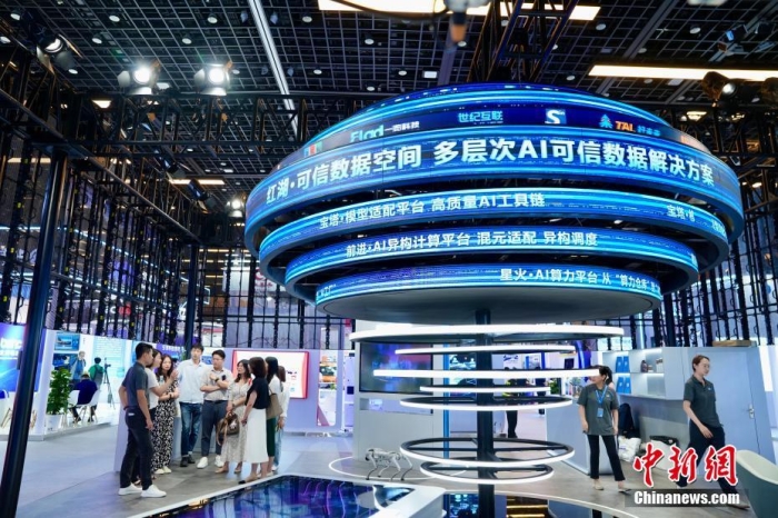 7月3日，2024全球數(shù)字經(jīng)濟(jì)大會(huì)數(shù)字經(jīng)濟(jì)沉浸式體驗(yàn)區(qū)及新技術(shù)、新產(chǎn)品發(fā)布區(qū)吸引參觀者。<a target='_blank' href='/'>中新社</a>記者 陳芳婷 攝
