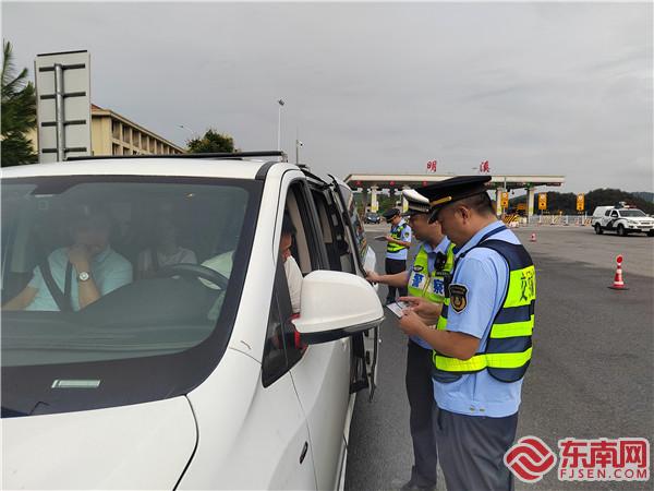 執(zhí)法人員檢查網(wǎng)約車.jpg