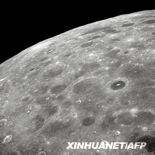 11月13日，美國航天局宣布，該局科學(xué)家對月球坑觀測和傳感衛(wèi)星獲得的撞月數(shù)據(jù)進(jìn)行初步分析后確認(rèn)，月球存在水。這是美國航天局提供的從“阿波羅8號”飛船上拍攝的月球表面的照片。新華社/法新