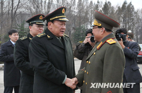 11月22日，朝鮮人民武力部部長(zhǎng)金永春次帥（右）在平壤祖國(guó)解放戰(zhàn)爭(zhēng)勝利紀(jì)念塔廣場(chǎng)歡迎到訪的中國(guó)國(guó)務(wù)委員兼國(guó)防部長(zhǎng)梁光烈。新華社記者姚西蒙攝