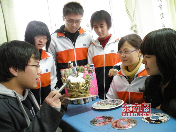 圖為鄭文燦同學(xué)在向同學(xué)們展示講解自己的作品。