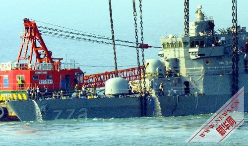 資料圖片：4月24日，在韓國白翎島附近水域，工作人員在打撈“天安”號警戒艦艦首。 新華社/紐西斯通訊社