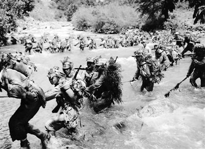 上圖：身披偽裝的中國士兵在前往滇西怒江前線的路上，他們將在那里阻截日軍的進(jìn)犯。