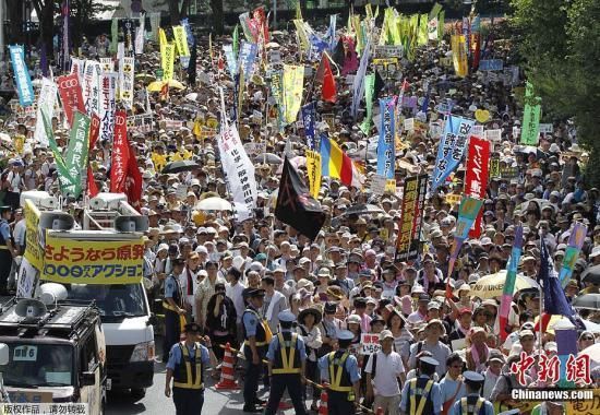 資料圖：當(dāng)?shù)貢r(shí)間7月16日，日本東京爆發(fā)“再見核電站”大集會(huì)。據(jù)主辦方透露，約有17萬人參加了此次活動(dòng)。集會(huì)者呼吁關(guān)閉日本所有核電站，實(shí)現(xiàn)“無核化”。