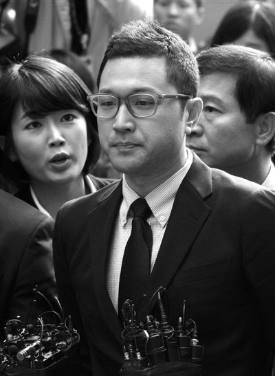 25日，韓國總統(tǒng)李明博長子李時炯（前）前往韓特別檢察官小組所在地接受調(diào)查。新華社發(fā)
