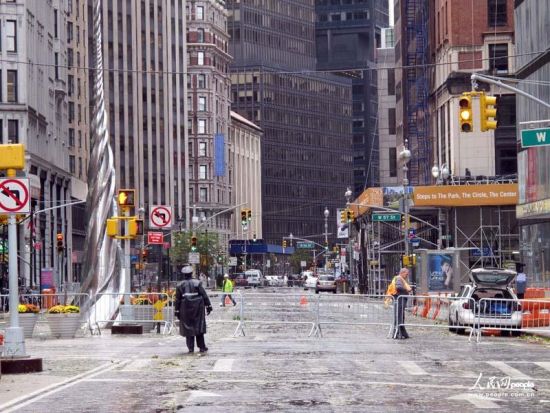 警察在整個街區(qū)四面入口拉上了警戒線。人民網(wǎng)記者 任建民 攝