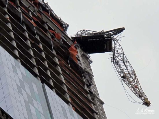 折斷的吊車長臂仍懸在近百米的高空中。人民網(wǎng)記者 任建民 攝