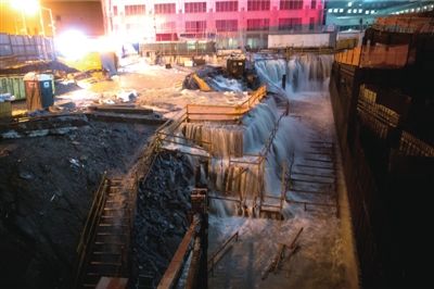 29日,颶風(fēng)“桑迪”來襲,紐約世貿(mào)中心建筑工地被海水淹沒。圖/東方IC