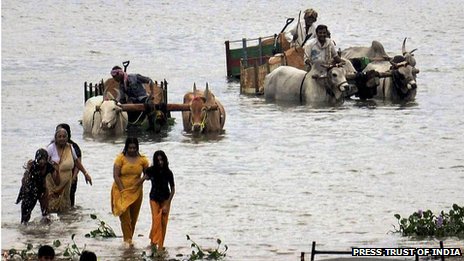 印度南部暴雨成災(zāi)致22人死數(shù)萬(wàn)人無(wú)家可歸（圖）