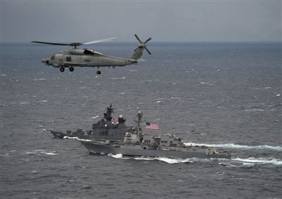 2011年1月10日，美國海軍驅(qū)逐艦與日本海上自衛(wèi)隊(duì)“鞍馬”號(hào)驅(qū)逐艦在日本長崎縣附近海域舉行聯(lián)合海上演習(xí)。資料圖片