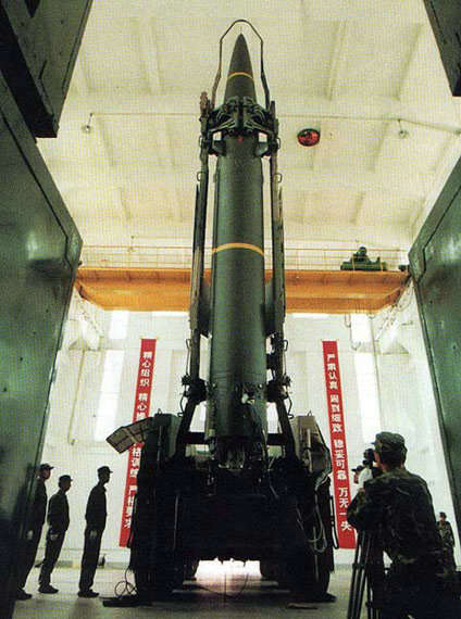 資料圖：二炮東風(fēng)-11型戰(zhàn)術(shù)地地導(dǎo)彈起豎。