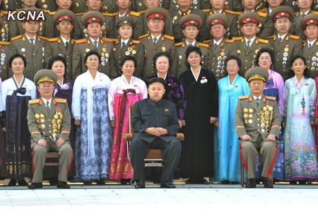 金正恩與戰(zhàn)士等合影留念。