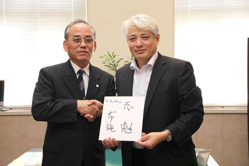 橫浜市立大學校長布施勉與人民網(wǎng)特約記者蔣豐合影
