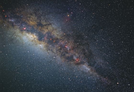 銀河系的中心大部分被星塵所包圍。