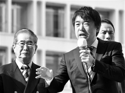 29日，日本著名極右翼分子石原慎太郎（左）和新生代右翼政客橋下徹在東京街頭演講拉票。
