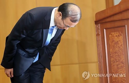 檢察總長韓相大30日上午10時(shí)在首爾檢察廳大樓舉行記者招待會(huì)宣布辭去檢察總長職務(wù)。（圖片來自韓聯(lián)社）