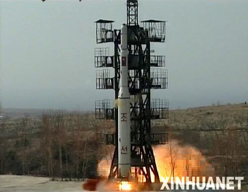 這張朝鮮中央通訊社2012年4月8日提供的照片顯示朝鮮4月5日發(fā)射“光明星2號”試驗通信衛(wèi)星的情景。新華社/朝中社src=