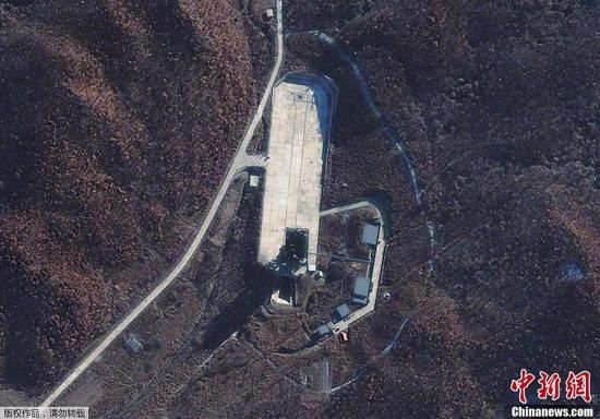 當(dāng)?shù)貢r(shí)間12月1日，朝鮮宇宙空間技術(shù)委員會(huì)發(fā)言人說，朝鮮將于本月10日至22日間發(fā)射衛(wèi)星。圖為國外媒體近日公布的俯瞰朝鮮衛(wèi)星發(fā)射場(chǎng)照片。
