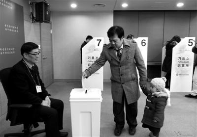5日，北京，很多韓國人帶孩子來大使館投票。選民說，希望能夠從小培養(yǎng)孩子的權(quán)利意識。新京報記者 韓旭陽 攝