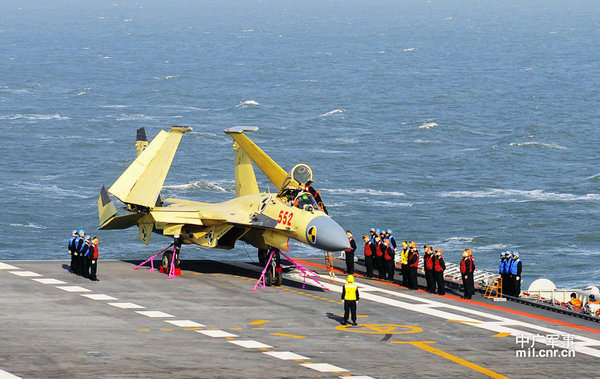 資料圖：殲-15成功完成遼寧艦起降試驗。
