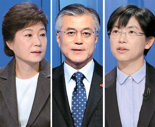 從左至右依次為樸槿惠、文在寅、李正姬