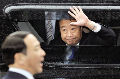 15日，東京，野田佳彥首相黯然揮手離開拉票現(xiàn)場，這似乎預(yù)示著民主黨在大選中的慘敗。16日，野田佳彥在敗選后宣布辭去民主黨黨首職位。
