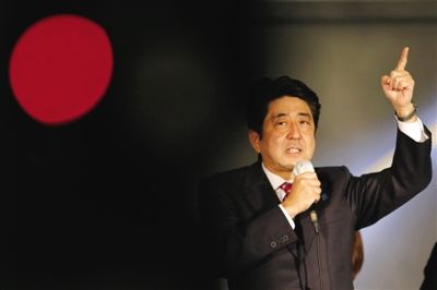 　　12月15日，日本自民黨總裁安倍晉三在東京街頭發(fā)表演講。當(dāng)日是競(jìng)選活動(dòng)最后一天，日本國(guó)民議會(huì)選舉于12月16日拉開(kāi)帷幕。圖/新華社
