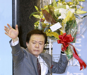 副知事豬瀨直樹(shù)成功當(dāng)選日本東京都知事（圖）