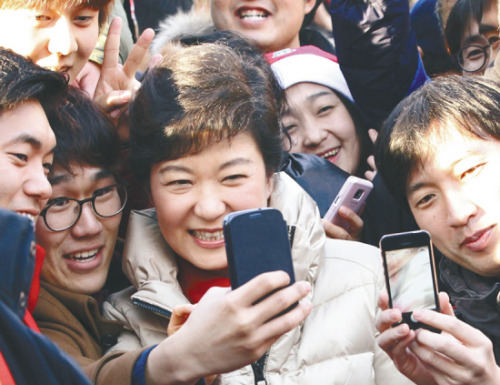 12月15日，樸槿惠與支持者們用手機(jī)合影。