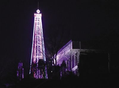 22日，朝韓軍事分界線附近愛妓峰山頂，韓國宗教團(tuán)體點(diǎn)亮了一棵30米高的巨大圣誕樹，被朝鮮指責(zé)為心理戰(zhàn)。