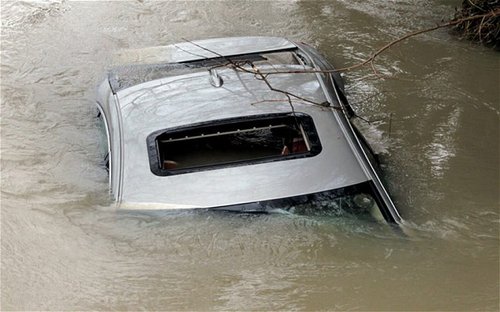 在英國艾克塞斯，一輛車被洪水淹沒。
