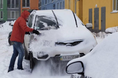 烏克蘭遭受寒流襲擊，大雪覆蓋了當(dāng)?shù)鼐用竦钠?chē)。
