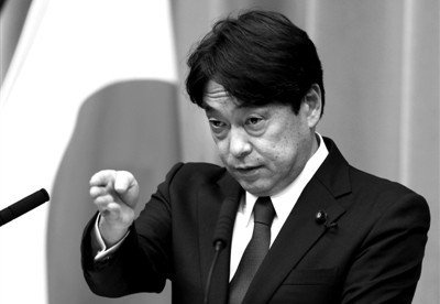 12月27日，日本新任防衛(wèi)大臣小野寺五典在東京舉行的記者會上回答記者提問。