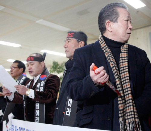 韓國反日活動人士金昌根在機(jī)場出口處切腹自殺抗議額賀一行訪韓。