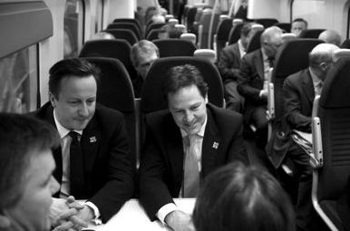　2012年1月9日，英國首相卡梅倫(左)與副首相克萊格(右)乘火車前去參加會議。