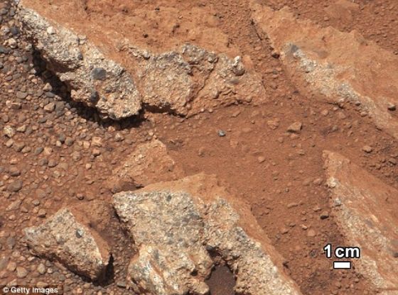火星上一塊被稱之為“林克”的露出地面的巖層，四周的灰塵呈紅褐色。這一發(fā)現(xiàn)證明火星表面曾出現(xiàn)溪流