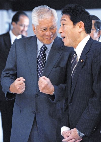 10日，馬尼拉，正在菲律賓訪問的日本外相岸田文雄（右）與菲外長羅薩里奧交談。