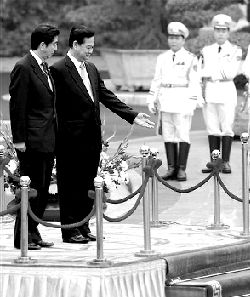 16日，越南總理阮晉勇（右）歡迎來(lái)訪的日本首相安倍晉三。
