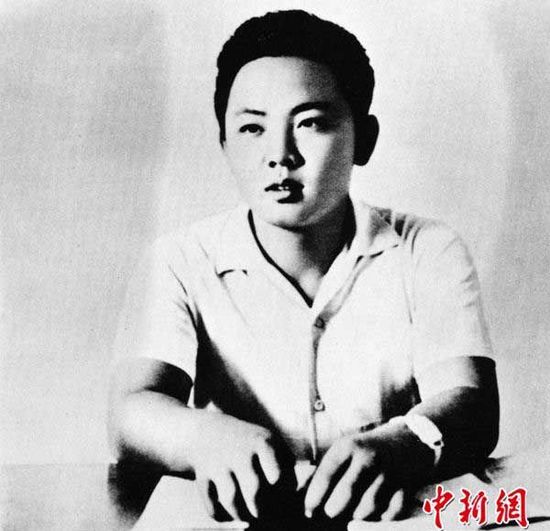圖為朝鮮已故最高領(lǐng)導(dǎo)人金正日于1963年10月拍攝的大學(xué)時期照片。