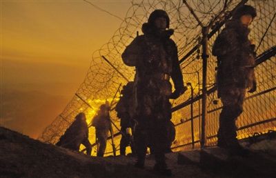 2012年12月26日，新年將至，韓國陸軍28師官兵在軍事分界線附近巡邏。
