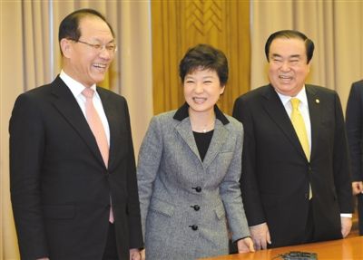 協(xié)商 2月7日，樸槿惠（中）在國(guó)會(huì)同新國(guó)家黨黨首黃祐呂（左）、民主統(tǒng)合黨非常對(duì)策委員會(huì)委員長(zhǎng)文喜相舉行會(huì)談。