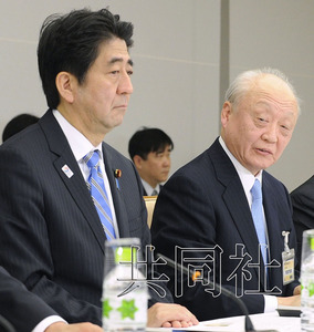 圖為會議秘書長柳井俊二在發(fā)言。左為日本首相安倍晉三。（共同社）