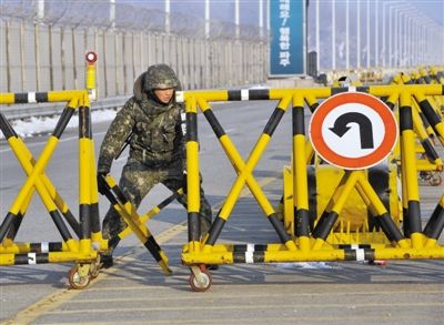 2月13日，朝韓邊境，韓國方面在通往朝鮮金剛山工業(yè)園區(qū)的韓國道路上設(shè)置路障。