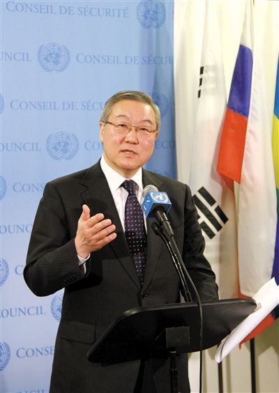 2月12日，安理會輪值主席國、韓國外交通商部長官金星煥宣讀聲明。新華社發(fā)