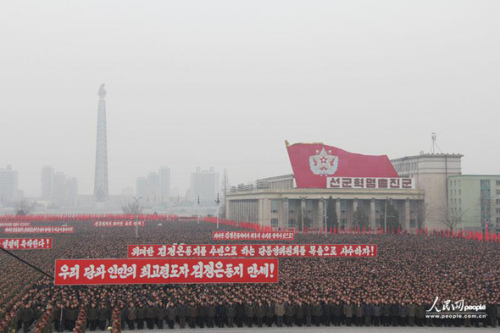 2013年2月14日，朝鮮在首都平壤的金日成廣場(chǎng)舉行了超過(guò)10萬(wàn)人參加的平壤市軍民聯(lián)歡大會(huì)，慶祝第三次地下核試驗(yàn)成功。攝影：人民網(wǎng)記者 王莉